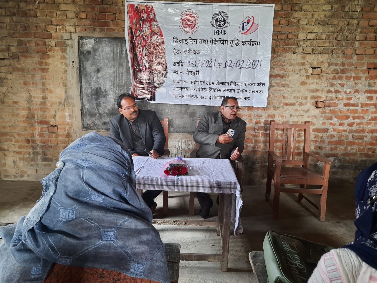 कार्यक्रम का उदघाटन उपायुक्त उद्योग कार्यालय के श्री धर्मेन्द्र  जी  और संस्था के अध्यक्ष मनोज आनंद जी के  द्वारा किया गया 