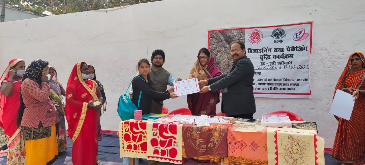 प्रमाण पत्र का वितरण डा० अंजू सिंह और मनोज के आनन्द जी के द्वारा किया गया 