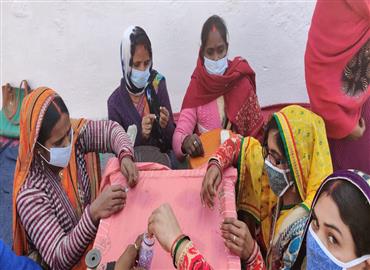 ज़री की बारीकियो को बताते हुए 