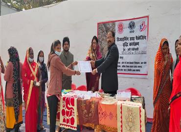 प्रमाण पत्र का वितरण डा० अंजू सिंह और मनोज के आनन्द जी के द्वारा किया गया 